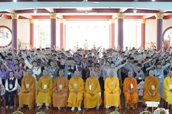 Hơn 400 tu sinh chụp ảnh lưu niệm cùng chư tôn đức trong Khóa sinh hoạt Phật pháp mùa hè tại chùa Phước Minh