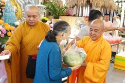 Thượng tọa Thích Từ Trí, viện chủ chùa Giác Tánh trao quà đến người khiếm thị có hoàn cảnh khó khăn