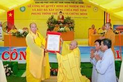 Thượng tọa Thích Viên Trừng trao quyết định bổ nhiệm trụ trì chùa Phổ Tịnh đến Đại đức Thích Quảng Huệ