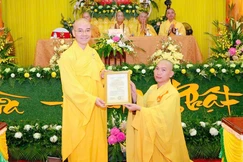 Thượng tọa Thích Thông Đạo trao quyết định bổ nhiệm trụ trì Thanh Phước đến Đại đức Thích Pháp Nguyên