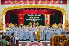 Hòa thượng Thích Quảng Hà, Trưởng ban Trị sự GHPGVN tỉnh Ninh Bình trao quyết định chuẩn y nhân sự Phân ban Ni giới tỉnh, nhiệm kỳ 2026-2031