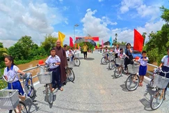 Tặng 30 chiếc xe đến các em học sinh có hoàn cảnh khó khăn tại địa phương