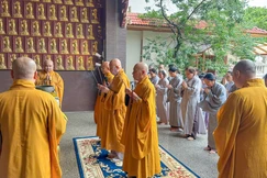 Hòa thượng Thích Lệ Trang cùng chư tôn đức Ban Trị sự GHPGVN TP.HCM dâng hương tưởng niệm Liệt nữ Quách Thị Trang - Ảnh: Nhuận Hạnh