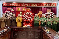 Ban Trị sự GHPGVN tỉnh Ninh Bình tặng hoa chúc mừng lãnh đạo Công an tỉnh nhân kỷ niệm Ngày truyền thống Công an nhân dân