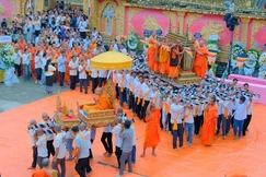 Cung thỉnh kim quan Hòa thượng Danh Lân đến Đài tưởng niệm chùa Khlang Ong để cử hành lễ trà-tỳ