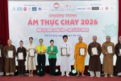 Bí thư Đảng ủy, Chủ tịch HĐND P.Bình Lợi Trung Thái Thị Hồng Nga tặng Thư tri ân các đơn vị đồng hành