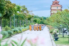 Thời khóa thiền hành trong Khóa tu Ngày an lạc tổ chức ở Học viện Phật giáo VN tại TP.HCM - Ảnh: Nhân Hòa