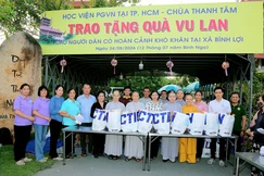 Học viện Phật giáo VN tại TP.HCM và chùa Thanh Tâm tặng 461 phần quà Vu lan đến người dân có hoàn cảnh khó khăn trên địa bàn