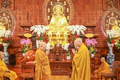 Nhị vị Hòa thượng tác pháp đối thú Tự tứ - Ảnh: Nguyên Tài/BGN