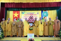 Ban Trị sự GHPGVN tỉnh Ninh Bình tặng hoa chúc mừng Tăng Ni hành giả an cư tại trường hạ chùa Hoành Nha Chính (xã Giao Thủy)