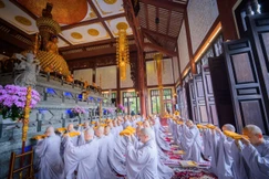 Hội đồng Thập sư đăng đàn truyền giới Sa-di cho 49 giới tử Tăng Bắc tông tại Giới đài viện Huệ Nghiêm - Ảnh: Tâm Quý/BGN