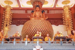 Hội đồng Thập sư đăng đàn truyền giới Tỳ-kheo, tại giới trường chùa Huệ Nghiêm - Ảnh: Nguyên Tài/BGN