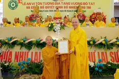 Thượng tọa Thích Thông Đạo trao quyết định bổ nhiệm trụ trì chùa An Thành đến Đại đức Thích Quảng Pháp