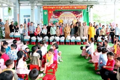 Phân ban Phật tử Dân tộc TP.Đà Nẵng tặng quà đến các em thiếu nhi vùng cao