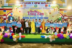 Chùa Liên Hoa tổ chức đêm hội Trung thu, trao 10 suất học bổng, tiếp sức đến trường cho các học sinh vượt khó