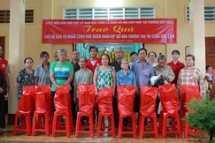 Chùa Đức Lâm tặng 400 phần quà đến người khó khăn tại địa phương