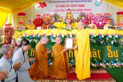 Thượng tọa Thích Thông Đạo trao quyết định bổ nhiệm trụ trì chùa An Thành đến Đại đức Thích Thuận Trí