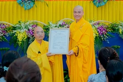 Thượng tọa Thích Thông Đạo trao quyết định bổ nhiệm trụ trì chùa Giác Nguyên đến Đại đức Thích Thị Thuận