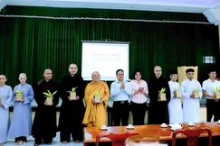 Ông Phạm Minh Tuấn tặng cây xanh đến chức sắc, chức việc các tôn giáo khu vực Bình Dương 