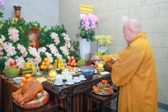 Hòa thượng Thích Lệ Trang dâng hương tưởng niệm Trưởng lão Hòa thượng Thích Thiện Tánh tại chùa Phổ Quang (P.Tân Sơn Hòa, TP.HCM) - Ảnh: Nguyên Tài/BGN
