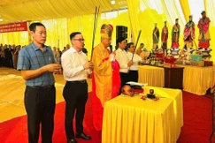 Thượng tọa Thích Quảng Minh cùng lãnh đạo chính quyền các cấp dâng hương tưởng niệm, tri ân các anh hùng liệt sĩ