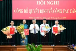Ông Bùi Thanh Nhân (thứ 2 từ phải sang) nhận quyết định nhiệm vụ mới từ Ban Thường vụ Thành ủy TP.HCM - Ảnh: Quang Định
