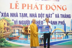 Thượng tọa Thích Thông Đạo trao tặng 2 tỷ đồng do Ban Trị sự GHPGVN TP.Đà Nẵng hỗ trợ chương trình “Xóa nhà tạm, nhà dột nát”