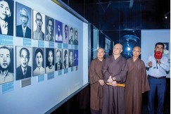 Hòa thượng Thích Lệ Trang và chư tôn đức trước chân dung các nhà yêu nước đã bị tù đày và đã hy sinh tại nhà tù Côn Đảo, trong đó có Hòa thượng Thích Trí Thiền - Ảnh: Quảng Đạo/BGN