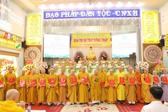 Trưởng lão Hòa thượng Thích Thiện Pháp trao quyết định đến chư tôn đức trong Ban Thường trực Ban Trị sự GHPGVN tỉnh Đồng Tháp