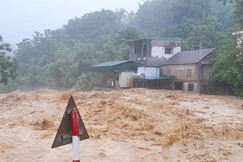 Mưa lũ gây chia cắt tuyến đường tỉnh qua ngầm Gò Lào, xã Tân Mai, Phú Thọ khiến nhà dân bị cô lập - Ảnh: CA xã Tân Mai