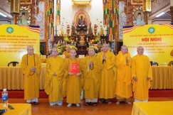 Trưởng lão Hòa thượng Thích Thiện Pháp, Ủy viên Thường rực Hội đồng Chứng minh, Phó Chủ tịch Thường trực Hội đồng Trị sự trao quyết định chuẩn y nhân sự đến Ban Trị sự GHPGVN tỉnh Khánh Hòa mới sau hợp nhất