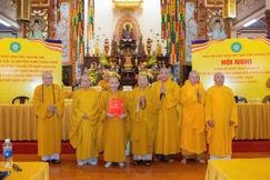 Trưởng lão Hòa thượng Thích Thiện Pháp, Ủy viên Thường rực Hội đồng Chứng minh, Phó Chủ tịch Thường trực Hội đồng Trị sự trao quyết định chuẩn y nhân sự đến Ban Trị sự GHPGVN tỉnh Khánh Hòa mới sau hợp nhất