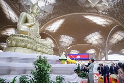 Tôn tượng Đức Phật Thích Ca bằng đồng và kim loại cao 9m, nặng 9 tấn tại Sân bay Quốc tế Techo (Campuchia)