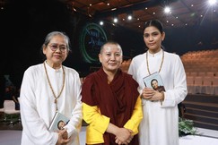 Từ trái qua: Bà Trương Mỹ Tiền, Ani Choying Drolma - huyền thoại thiền ca đến từ Nepal và Á hậu Trương Thị May