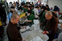 Trong hai ngày 23 và 24-11, hơn 41.000 phần cơm do các bếp cơm từ thiện dã chiến của Ban Từ thiện xã hội GHPGVN TP.HCM thực hiện đã được chuyển đến hỗ trợ bà con đang chịu ảnh hưởng nặng nề bởi bão lũ tại miền Trung - Ảnh: Minh Trực