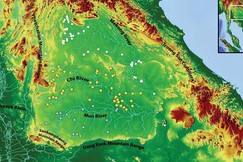 Cao nguyên Khorat, các dãy núi và vị trí các địa điểm Phật giáo trong hệ thống sông Mun (vòng tròn màu xanh), Chi (vòng tròn màu vàng) và Mekong (vòng tròn màu trắng)