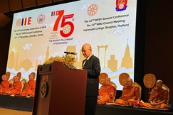 Cư sĩ Phallop Thaiarry, Chủ tịch Hội Liên hữu Phật giáo Thế giới (WFB), Viện trưởng Đại học Phật giáo Thế giới (WBU) đọc diễn văn kỷ niệm tại buổi lễ