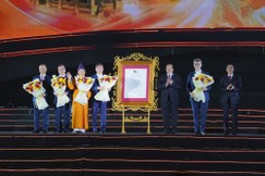 Ông Jonathan Baker, Trưởng đại diện của Tổ chức UNESCO tại Việt Nam trao Bằng công nhận ghi danh quần thể di tích và danh thắng Yên Tử - Vĩnh Nghiêm - Côn Sơn, Kiếp Bạc là Di sản văn hóa thế giới