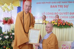 Thượng tọa Thích Huệ Khai trao quyết định bổ nhiệm trụ trì chùa Long Giao đến Ni sư Thích nữ Như Thanh