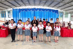 Hòa thượng Thích Chơn Không trao quà đến các em học sinh