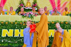 Hòa thượng Thích Tĩnh Cường trao quyết định bổ nhiệm trụ trì chùa Giác Ngạn đến Ni sư Thích nữ Từ Phước