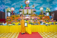 Thượng tọa Thích Huệ Khai trao quyết định bổ nhiệm trụ trì chùa Thiên Bình đến Đại đức Thích Chánh Hạnh