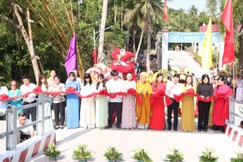 Cắt băng khánh thành cầu bê-tông nông thôn nối liền tuyến đường liên xã Phong Thạnh và Cầu Kè