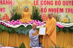 Thượng tọa Thích Tục Thành trao quyết định bổ nhiệm trụ trì chùa Quang Minh đến Sư cô Thích Tịnh Thanh