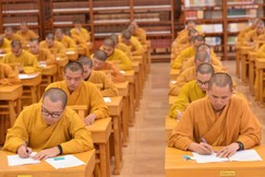 Thí sinh nghiêm túc làm bài thi