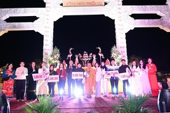 Thượng tọa Thích Tục Khang cùng đại diện chính quyền, các nhà hảo tâm, thành viên Quỹ từ thiện Chân Như trao 6 phần quà, mỗi phần quà 5 triệu đồng, cùng 1 máy tính laptop trị giá 19 triệu đồng đến các em học sinh, sinh viên