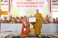 Thượng tọa Thích Lệ Lạc trao quyết định bổ nhiệm trụ trì tịnh xá Ngọc Vân đến Đại đức Thích Giác Cương