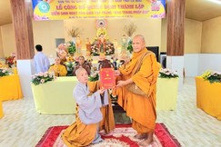 Hòa thượng Thạch Hà trao quyết định thành lập điểm sinh hoạt tôn giáo tập trung Pháp Âm đến Sư cô Thích nữ Trung Tuệ