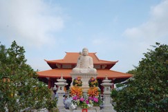 Tôn tượng Đức Phật Thích Ca Mâu Ni được an vị trong khuôn viên thiền tự Trúc Lâm Từ Minh