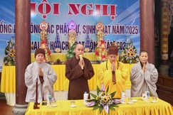 Chư tôn đức chứng minh lễ tổng kết công tác Phật sự năm 2025 của Phân ban Gia đình Phật tử tỉnh Hưng Yên